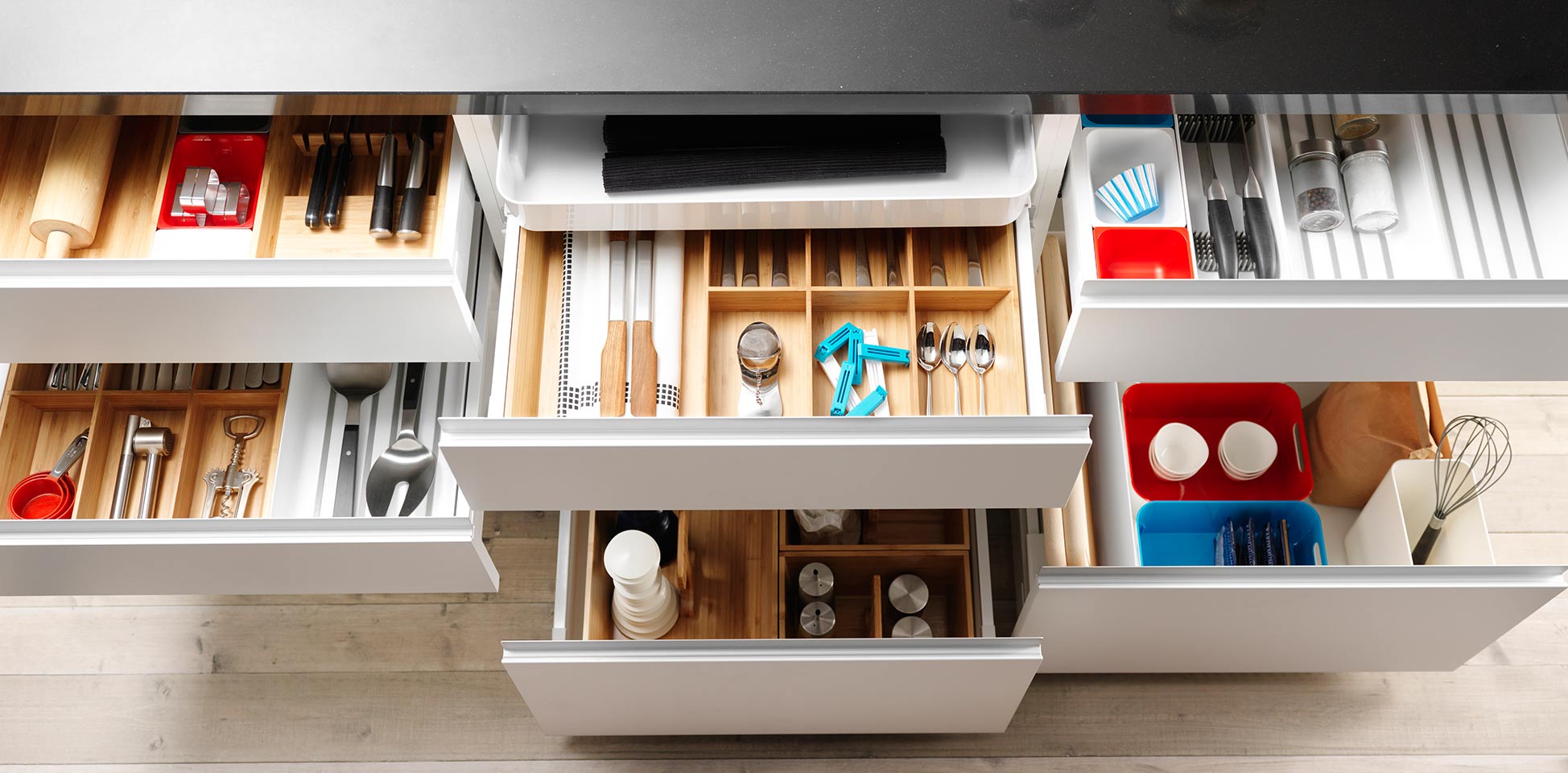 Mueble de cocina con estantes y cajones